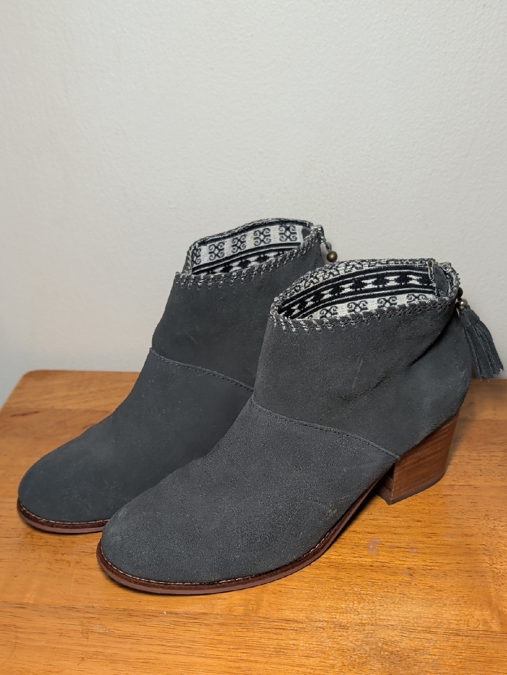 TOMS Leila Ankle Booties Gray Suede Black + White Cloth Lining Tassel Size 9.5